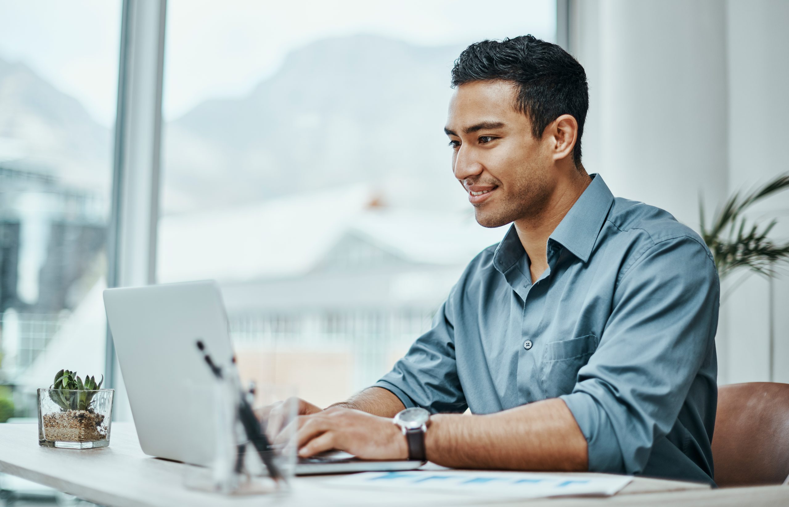 un jeune homme utilisant un ordinateur